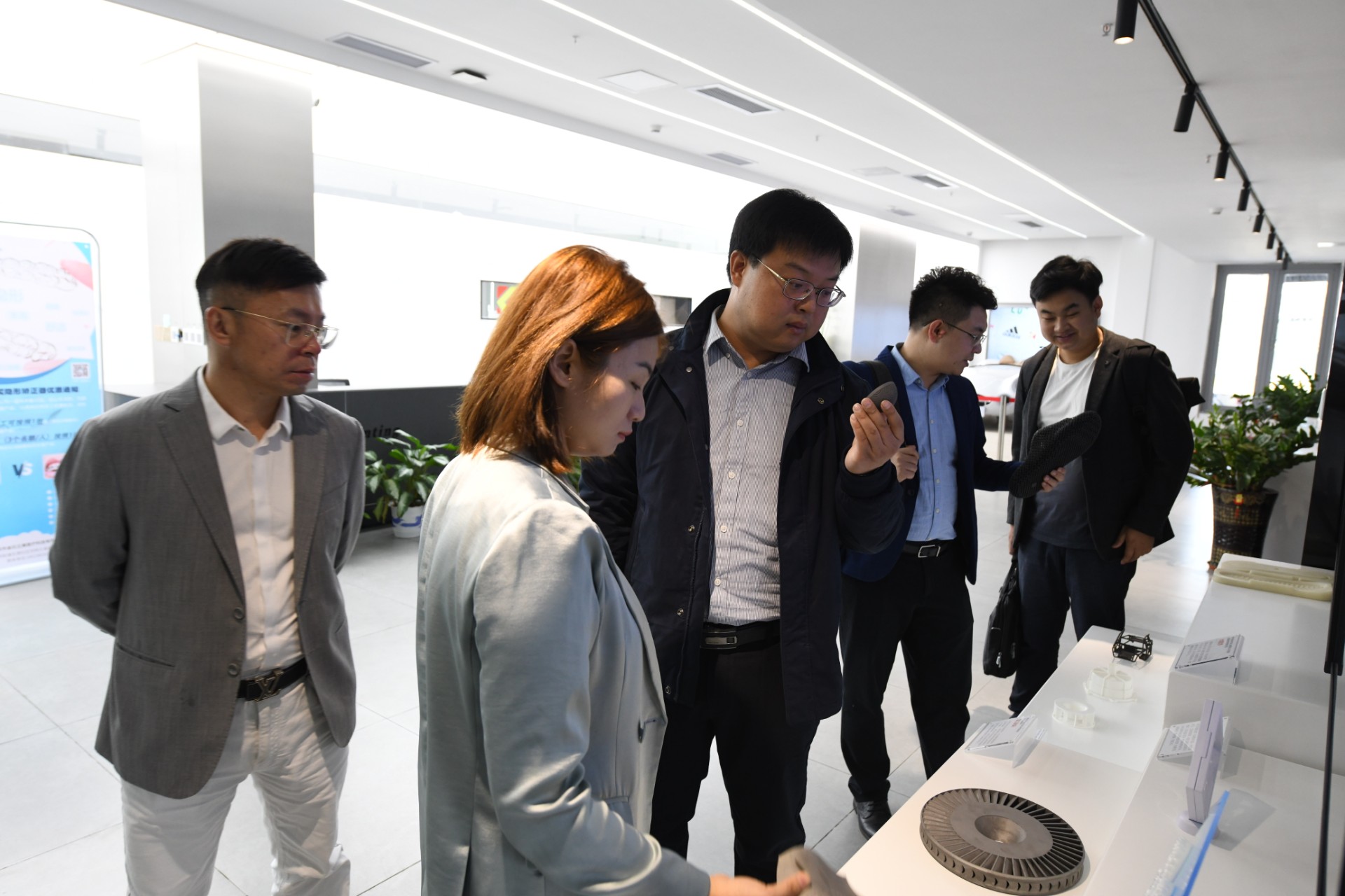 共享智能裝備總經理劉軼一行蒞臨金石三維參觀考察，共探3D打印產業化發展新機遇